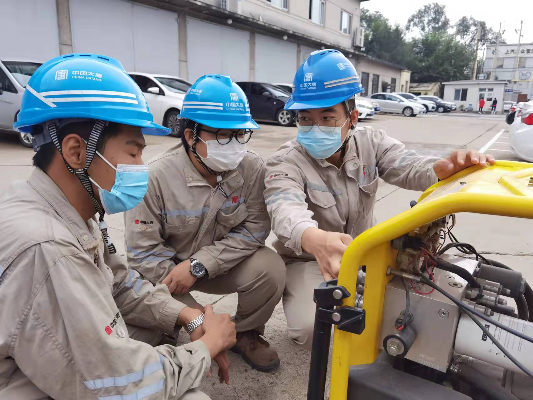 1662358534830062556.jpg 華翔(右一)正在為班組同事培訓大型設備使用技巧和保養(yǎng)方法.jpg