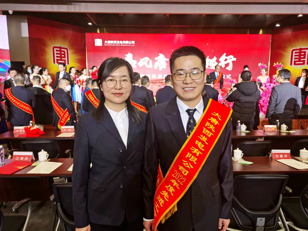 4.韓城第二發(fā)電公司楚樂、李玉珍夫婦在獲獎現(xiàn)場（曹軍科攝）.jpg