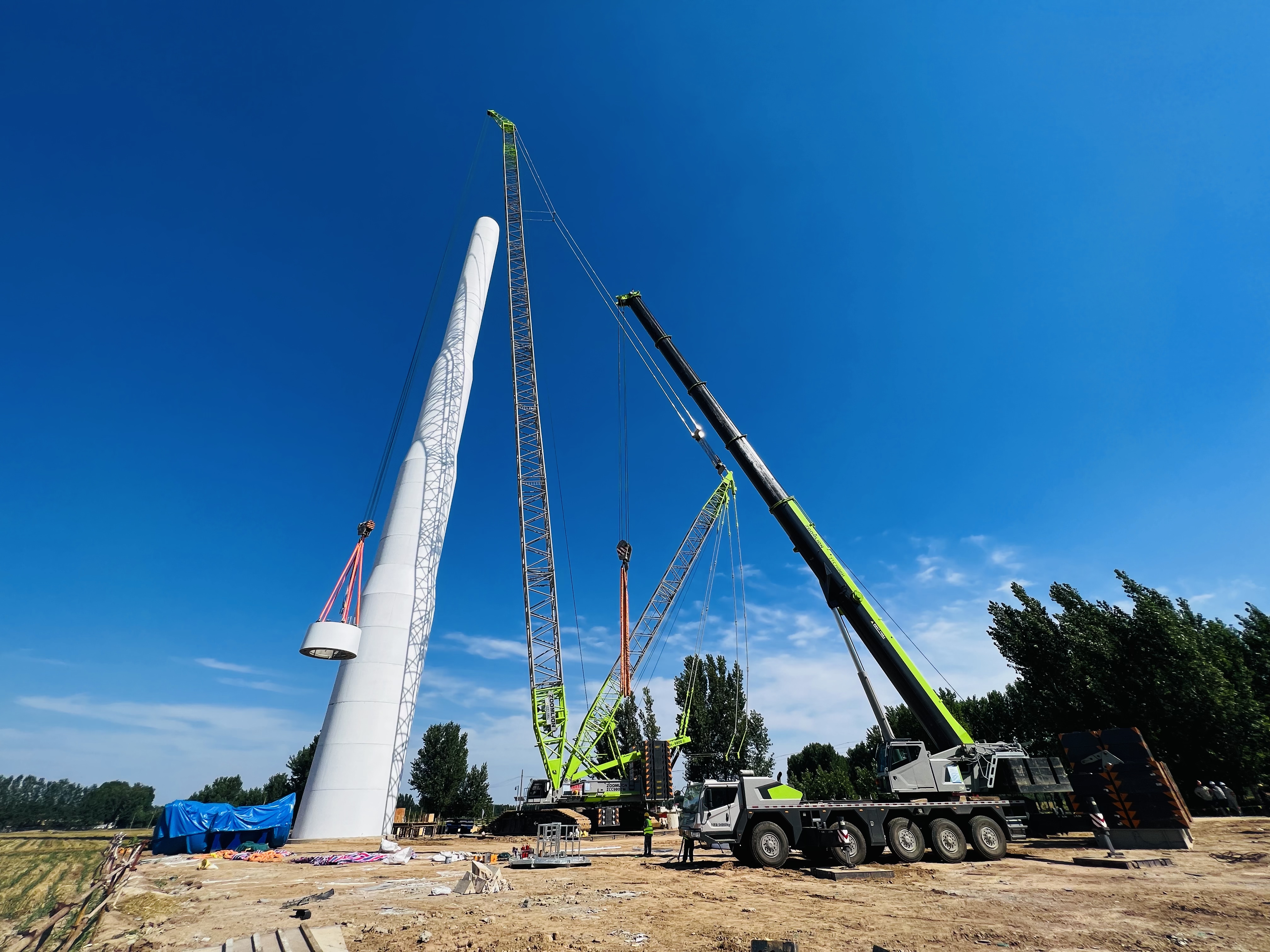 1690176279372064181.jpg 1風機混塔段最后一節(jié)起吊.jpg