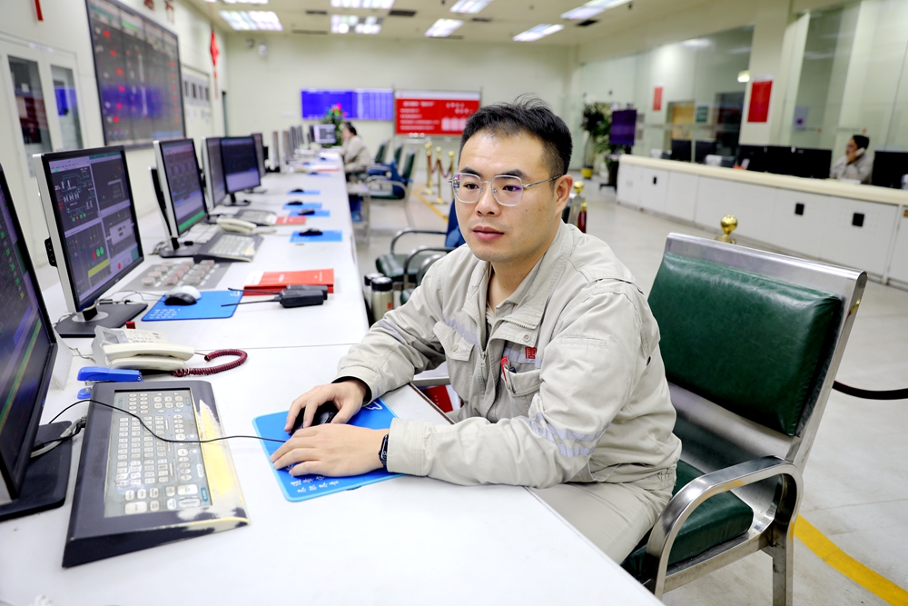 1703553971258037829.jpg 2.孫韜監(jiān)控機組運行(韓城第二發(fā)電公司曹軍科攝).jpg