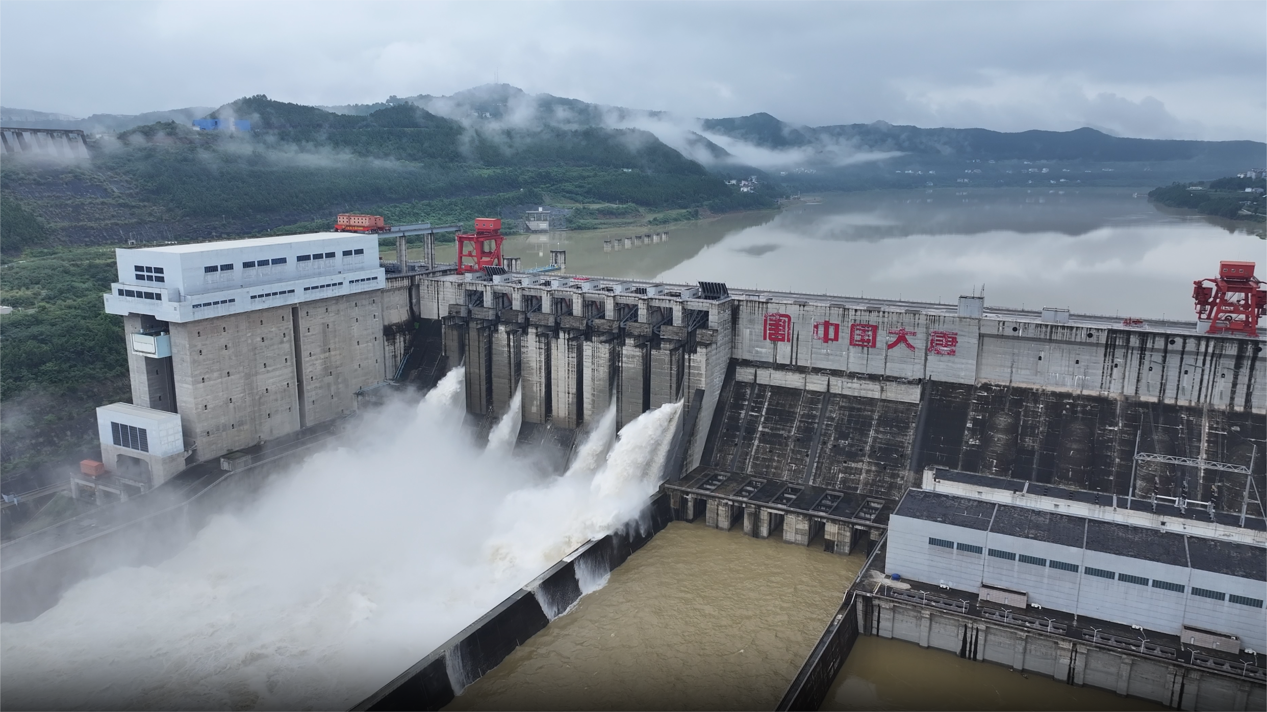 2024年7月，大唐亭子口水利樞紐泄洪場(chǎng)景。袁玉嬌攝 (2).png