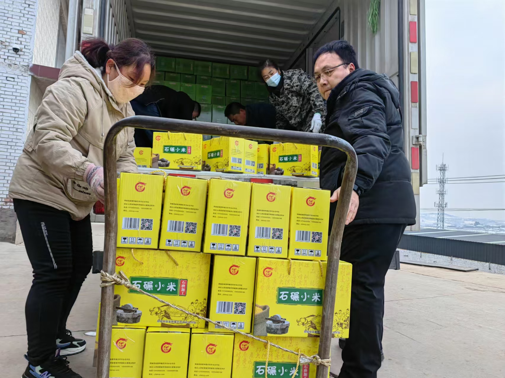 1724031414799087711.jpg 幫扶工作隊協(xié)助消費(fèi)幫扶農(nóng)產(chǎn)品裝車.jpg
